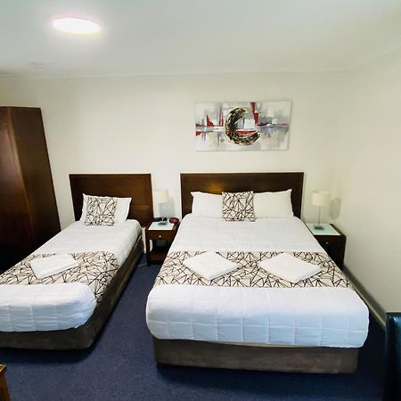 יאס Colonial Lodge Motor Inn מראה חיצוני תמונה