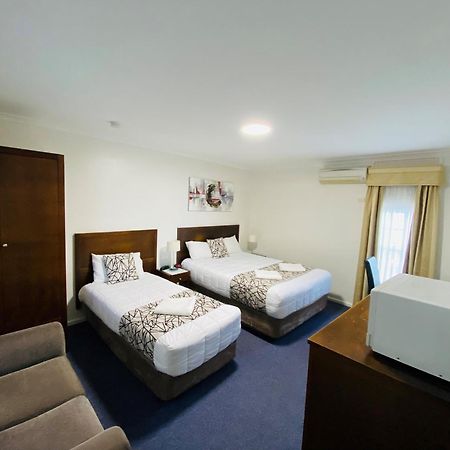 יאס Colonial Lodge Motor Inn מראה חיצוני תמונה