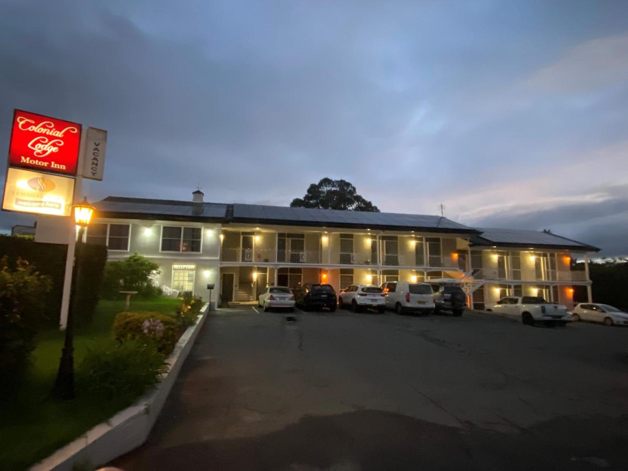 יאס Colonial Lodge Motor Inn מראה חיצוני תמונה
