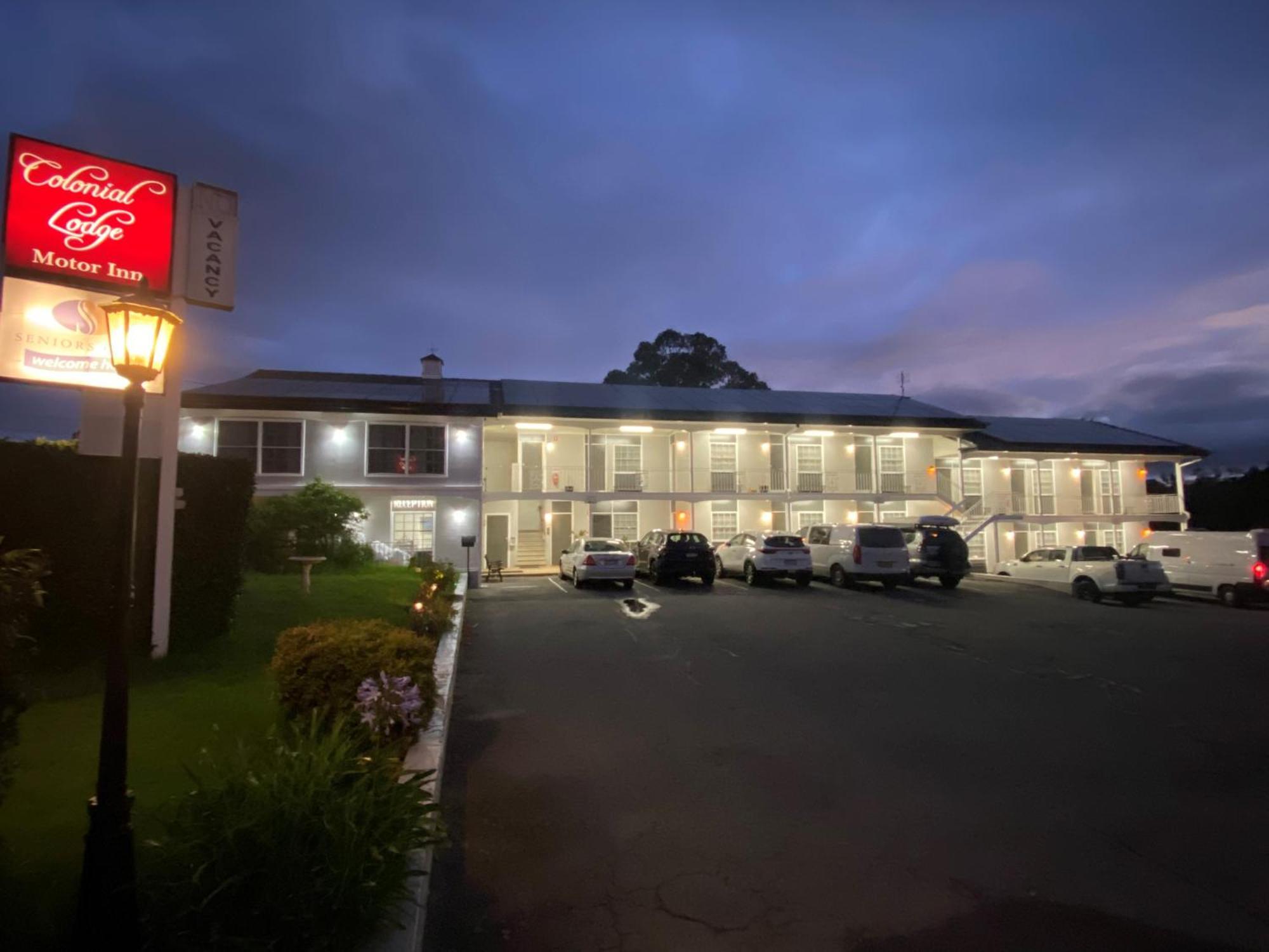 יאס Colonial Lodge Motor Inn מראה חיצוני תמונה