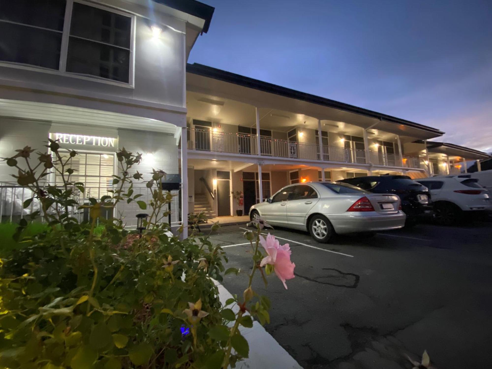 יאס Colonial Lodge Motor Inn מראה חיצוני תמונה