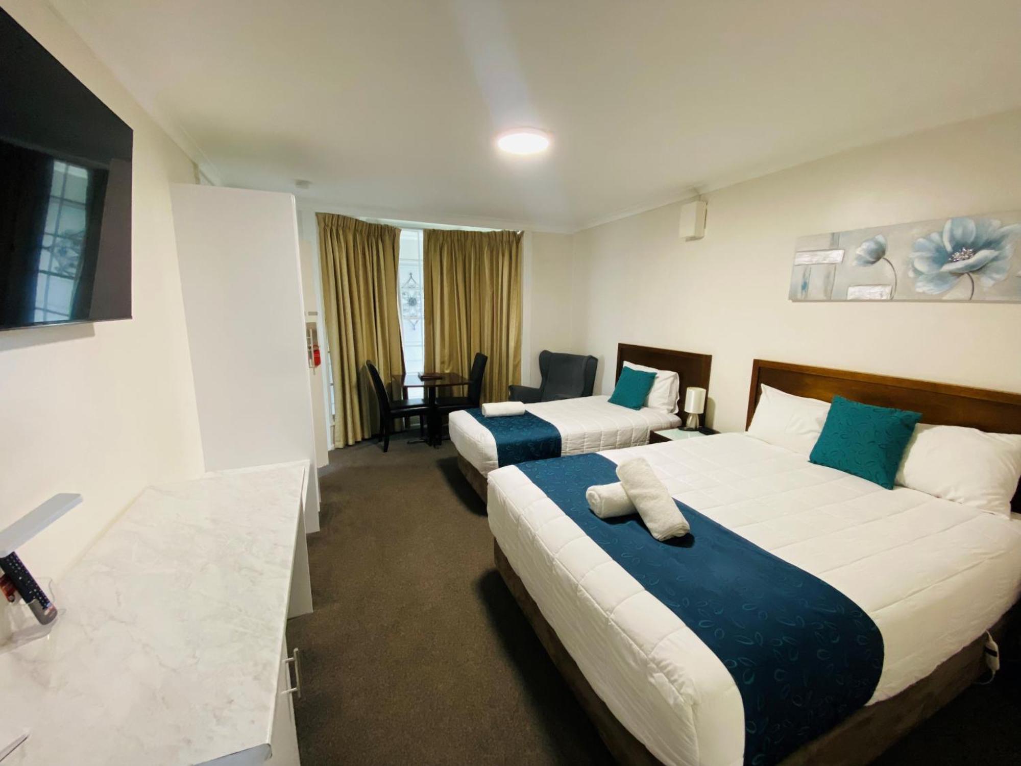 יאס Colonial Lodge Motor Inn מראה חיצוני תמונה
