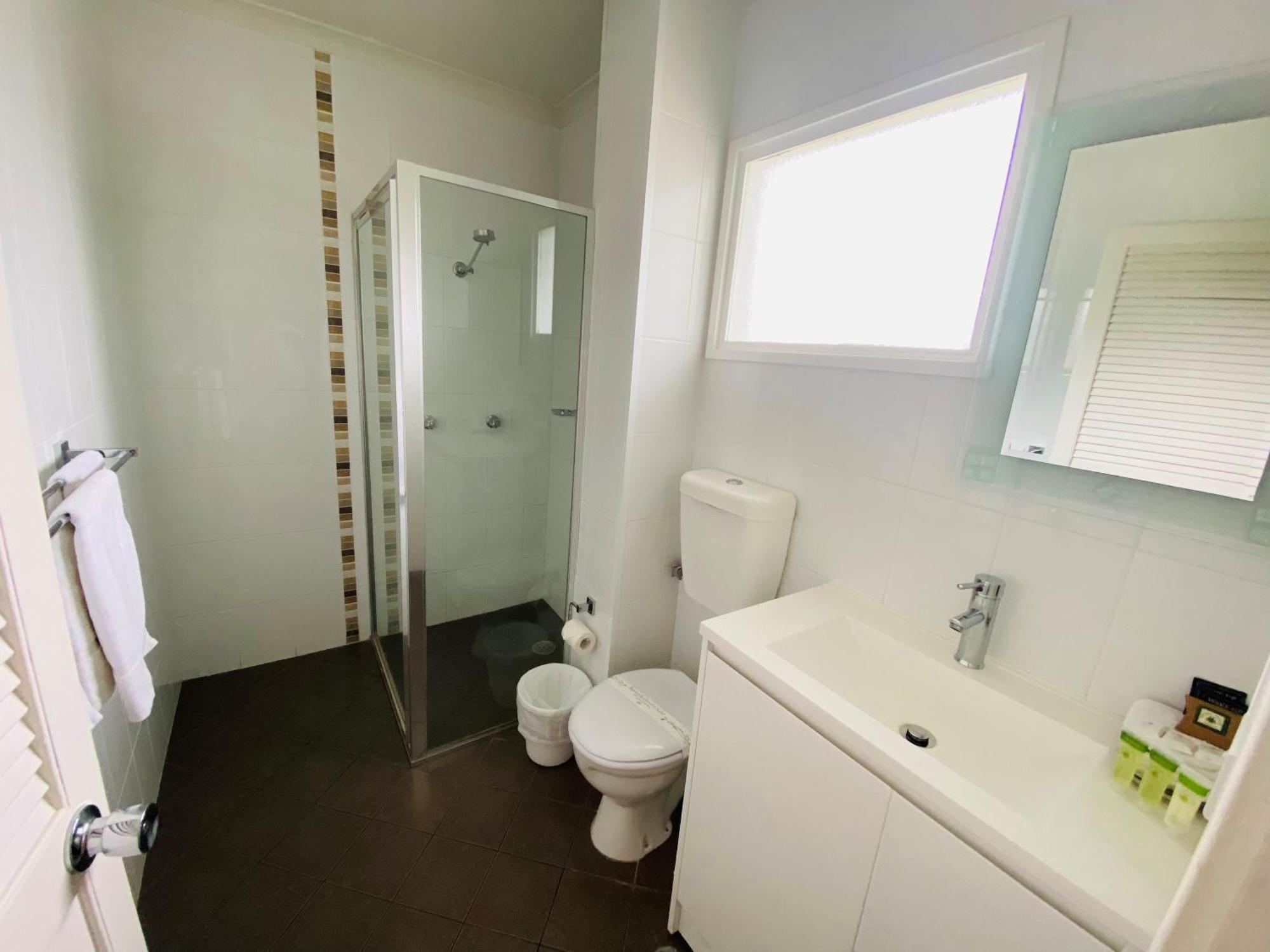 יאס Colonial Lodge Motor Inn מראה חיצוני תמונה