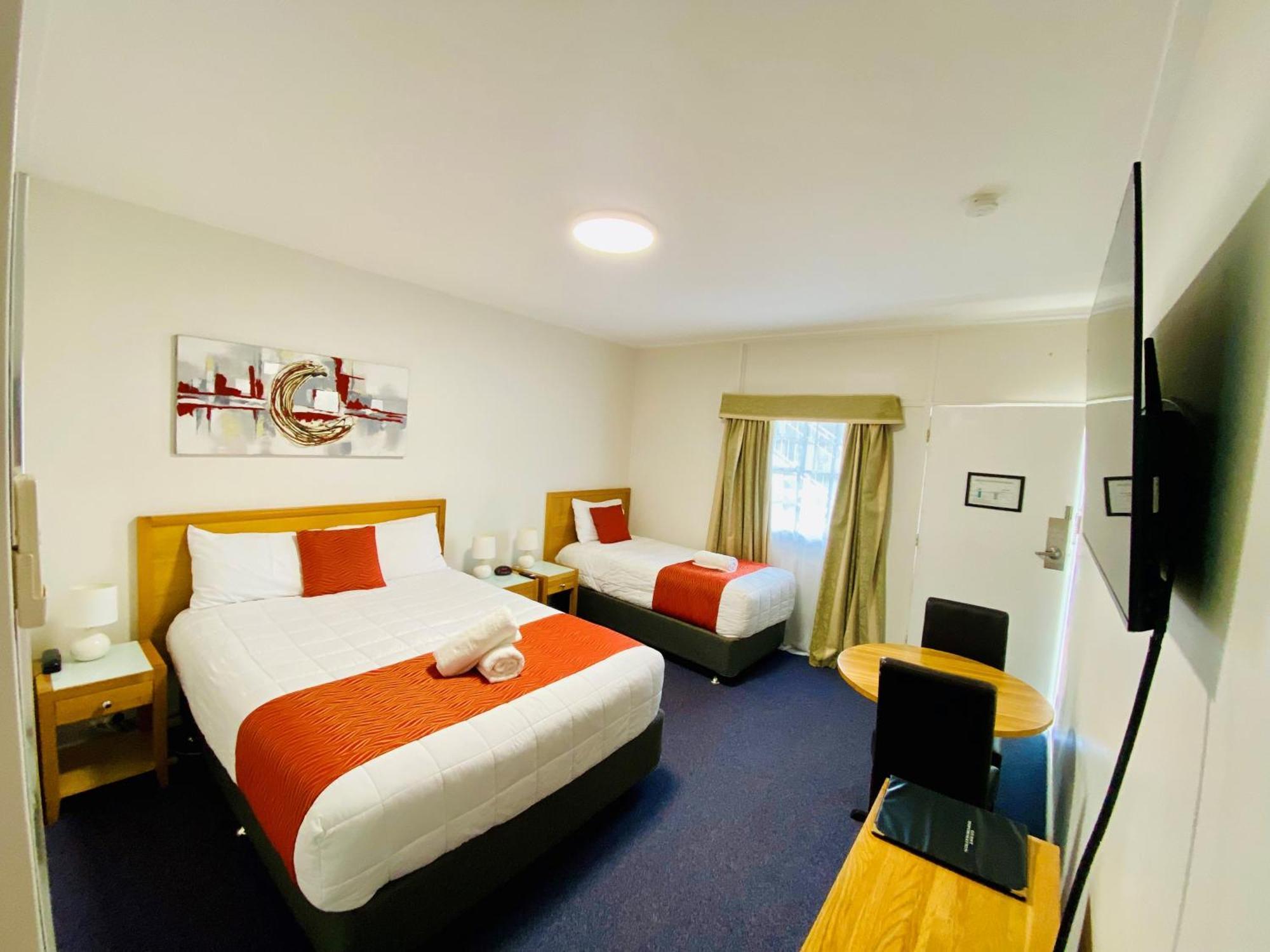 יאס Colonial Lodge Motor Inn מראה חיצוני תמונה