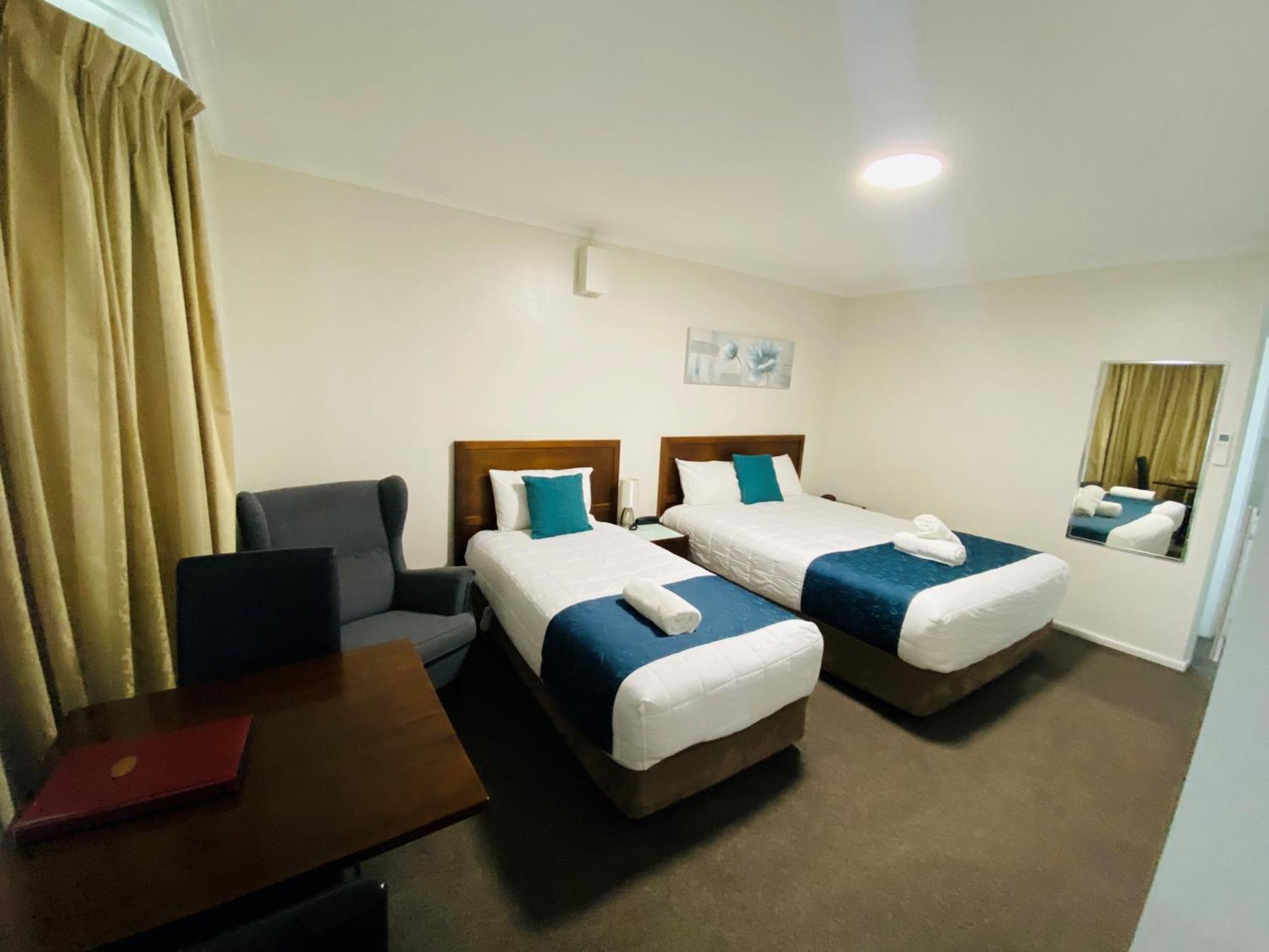 יאס Colonial Lodge Motor Inn מראה חיצוני תמונה