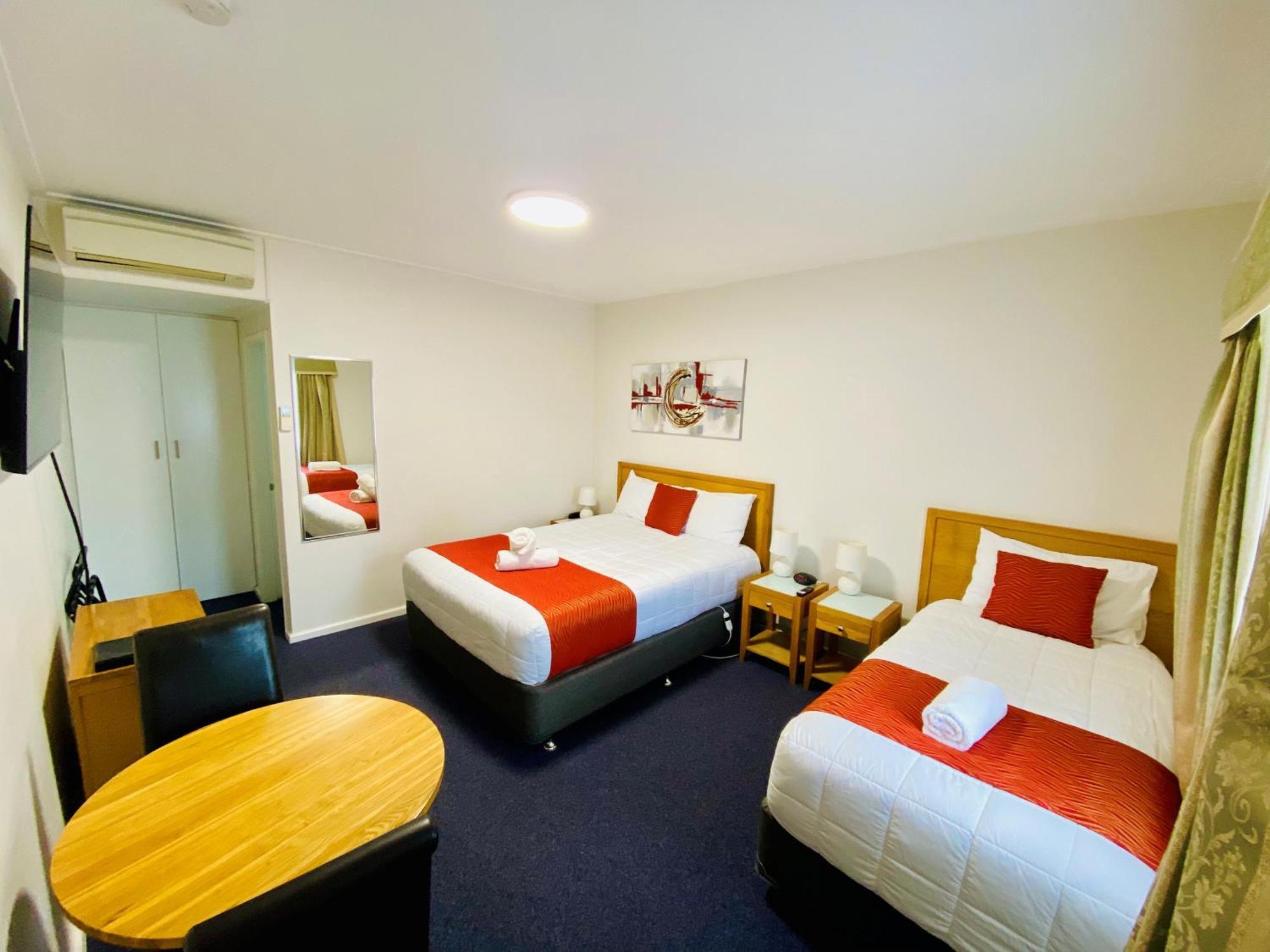 יאס Colonial Lodge Motor Inn מראה חיצוני תמונה