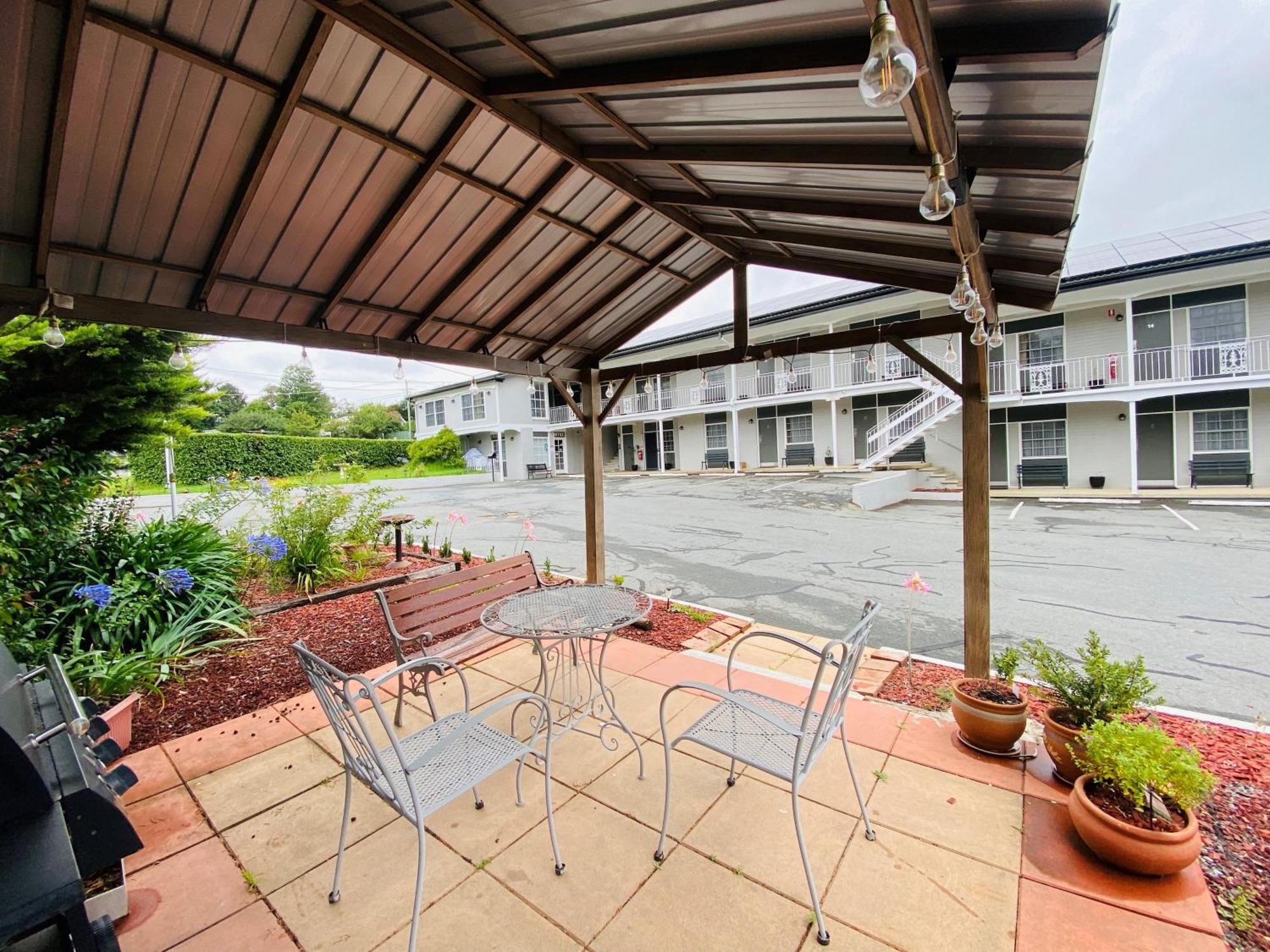 יאס Colonial Lodge Motor Inn מראה חיצוני תמונה