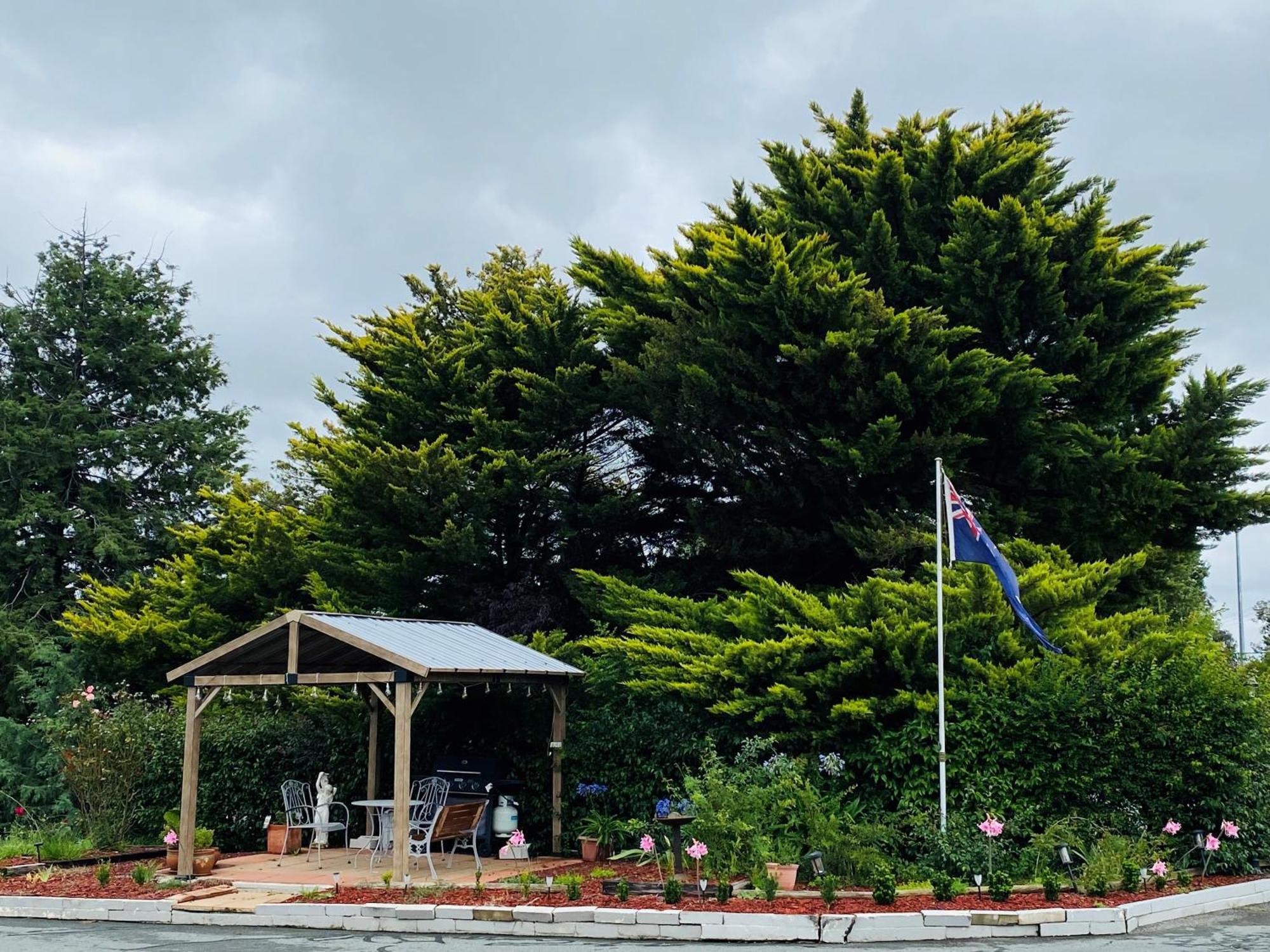 יאס Colonial Lodge Motor Inn מראה חיצוני תמונה