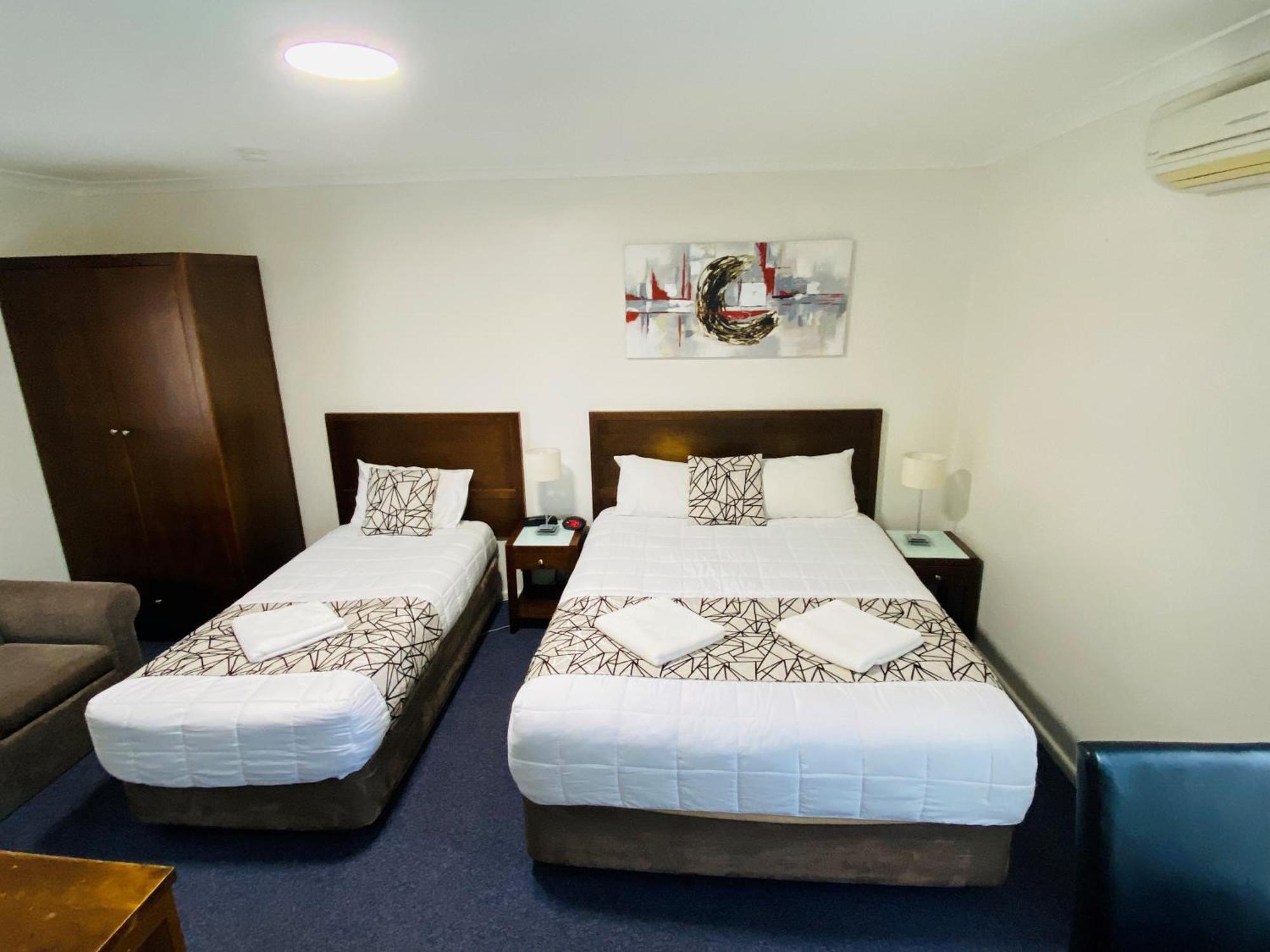 יאס Colonial Lodge Motor Inn מראה חיצוני תמונה