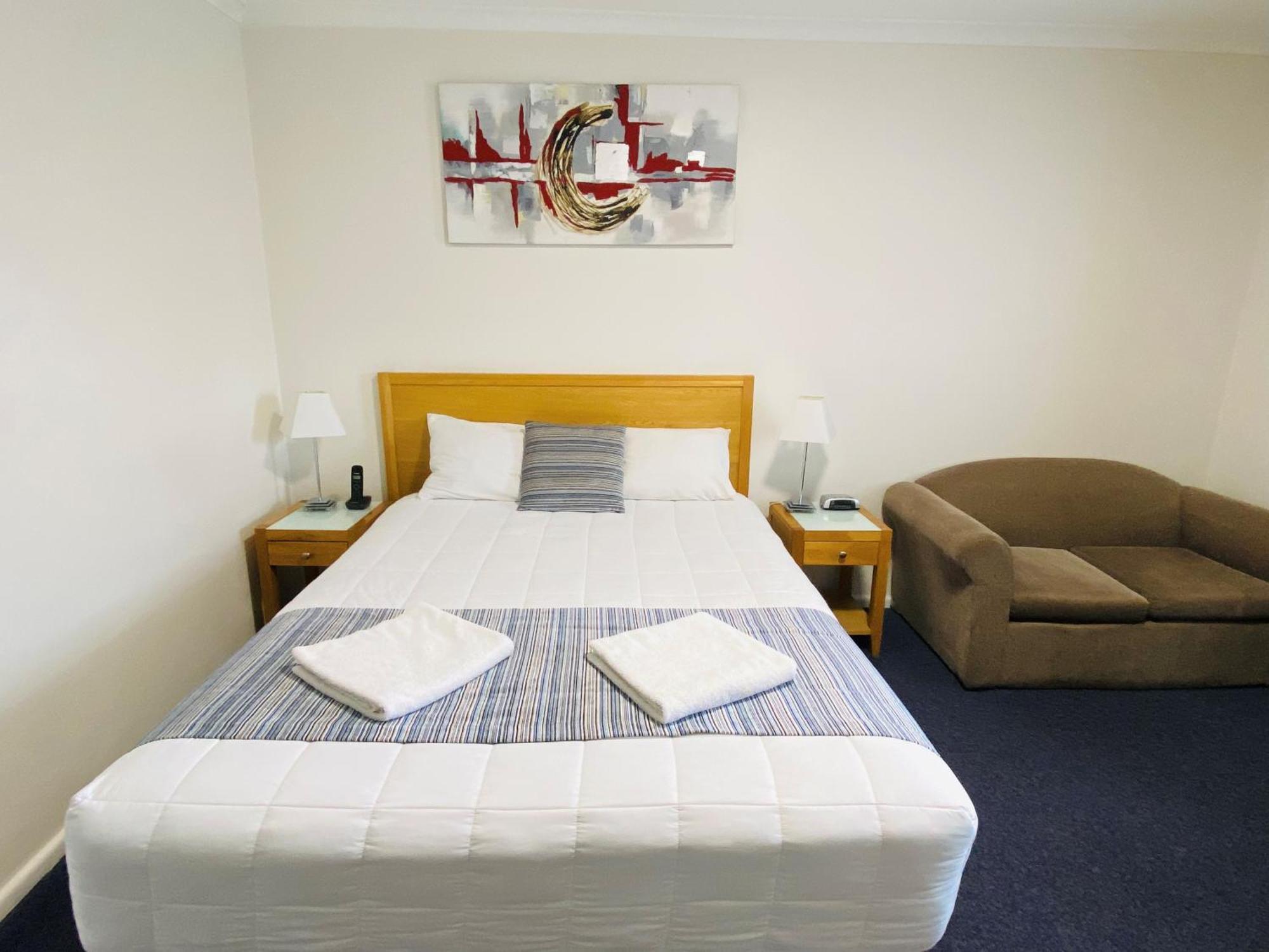 יאס Colonial Lodge Motor Inn מראה חיצוני תמונה