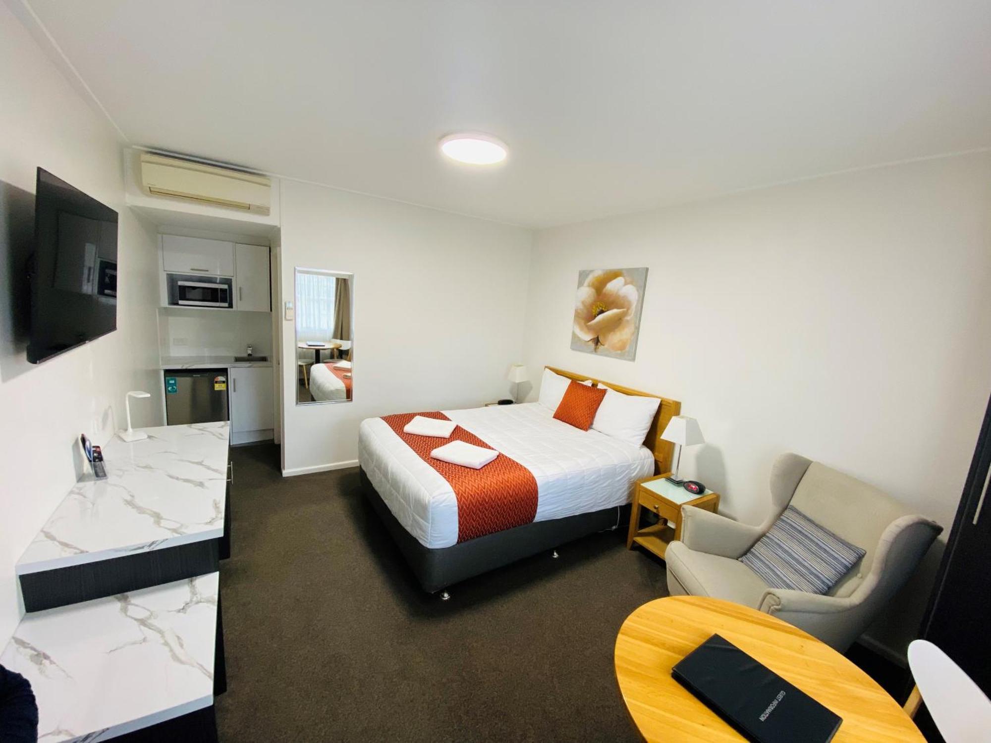 יאס Colonial Lodge Motor Inn מראה חיצוני תמונה