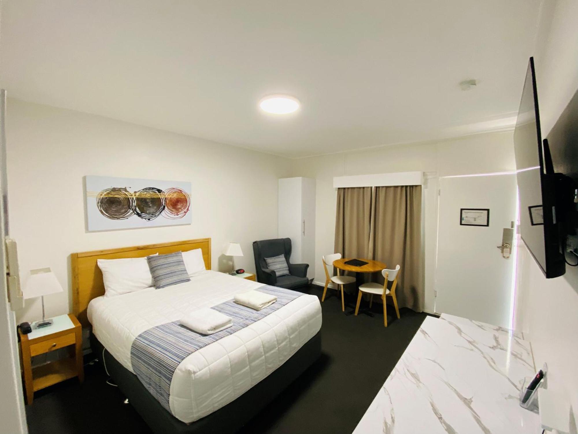 יאס Colonial Lodge Motor Inn מראה חיצוני תמונה