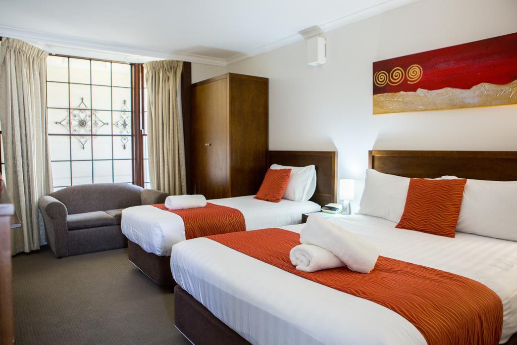 יאס Colonial Lodge Motor Inn מראה חיצוני תמונה
