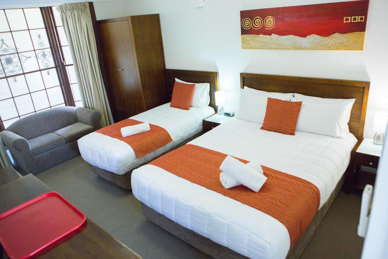 יאס Colonial Lodge Motor Inn מראה חיצוני תמונה