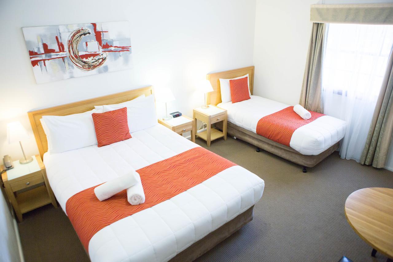 יאס Colonial Lodge Motor Inn מראה חיצוני תמונה