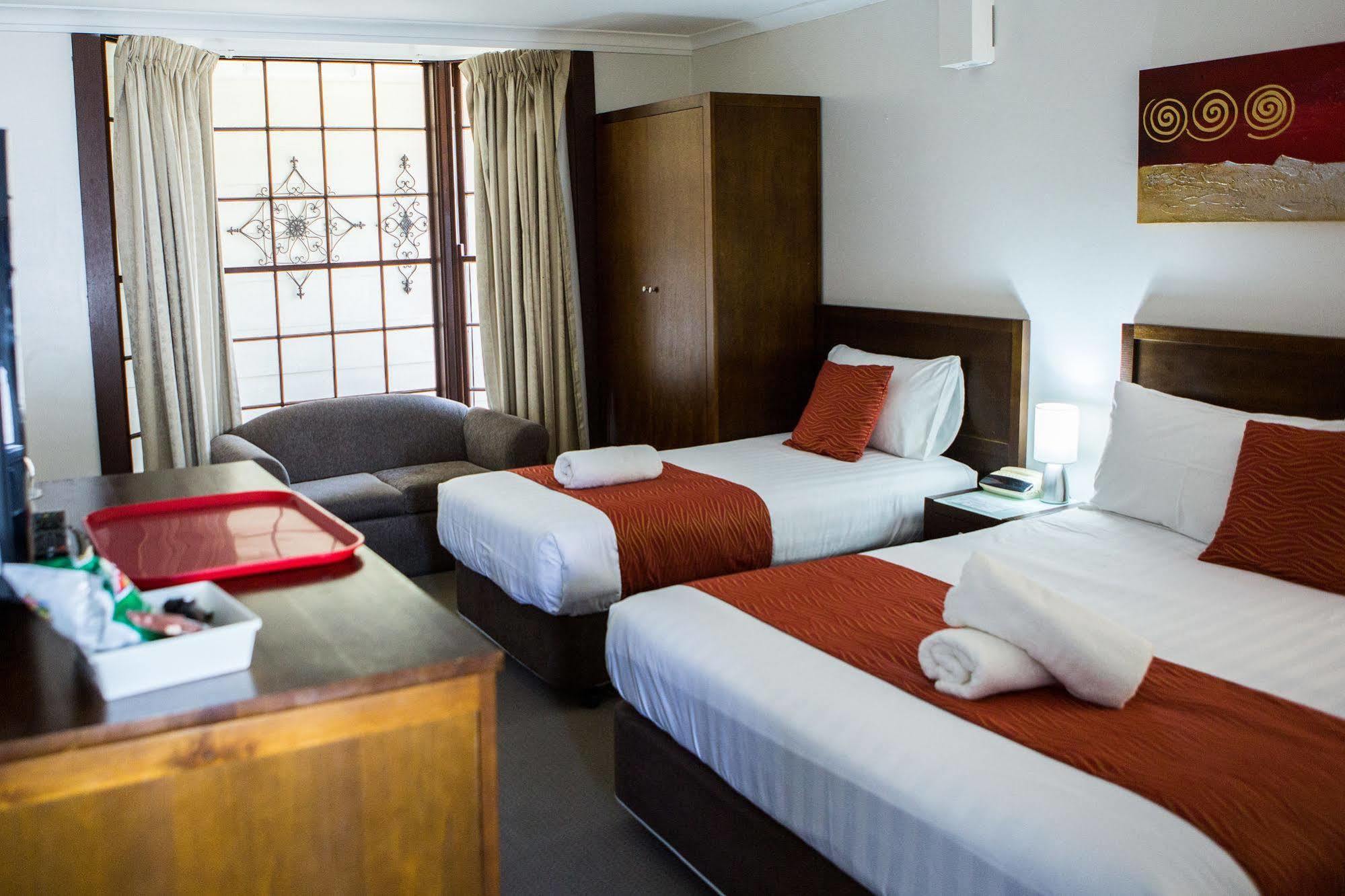יאס Colonial Lodge Motor Inn מראה חיצוני תמונה