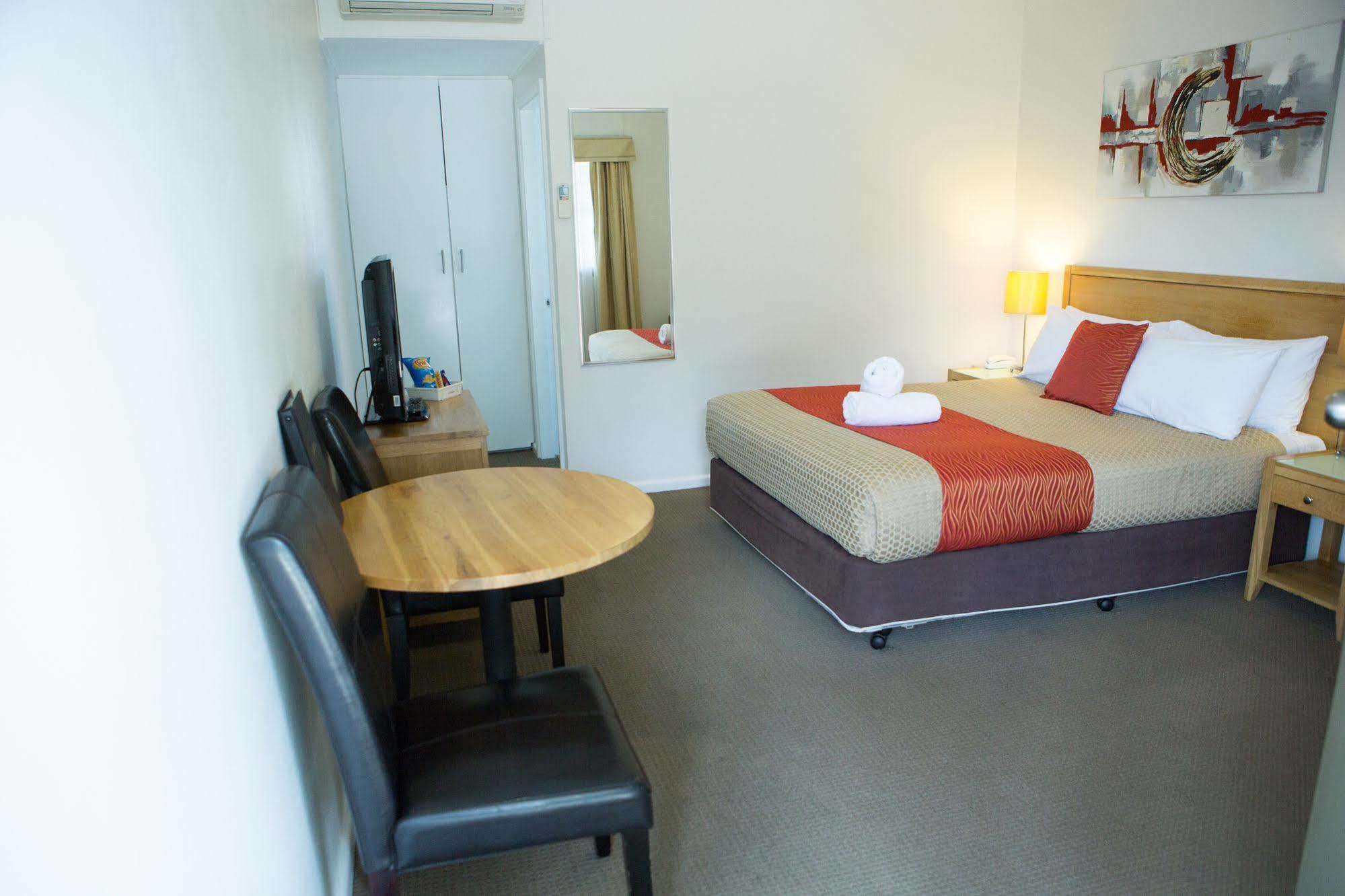 יאס Colonial Lodge Motor Inn מראה חיצוני תמונה